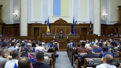 Την ώρα που ο Βολοντίμιρ Ζελένσκι ταξιδεύει προς τις Ηνωμένες Πολιτείες και το Μαϊάμι, οι αποκαλύψεις στο εσωτερικό της Ουκρανίας