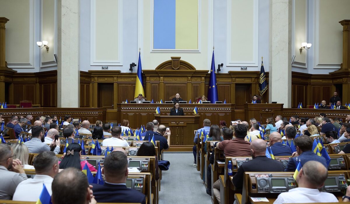 Την ώρα που ο Βολοντίμιρ Ζελένσκι ταξιδεύει προς τις Ηνωμένες Πολιτείες και το Μαϊάμι, οι αποκαλύψεις στο εσωτερικό της Ουκρανίας