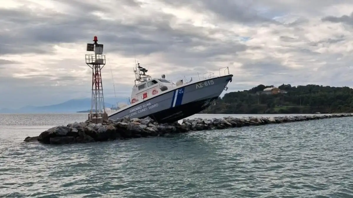 Ένα σοβαρό ατύχημα σημειώθηκε νωρίς το πρωί της Κυριακής στο λιμάνι του Βόλου, όταν σκάφος του Λιμενικού Σώματος προσέκρουσε