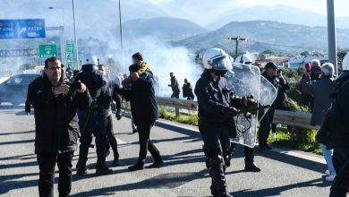 Οι αγρότες δηλώνουν αποφασισμένοι να συνεχίσουν τις κινητοποιήσεις τους, παραμένοντας στα μπλόκα ακόμη και κατά τη διάρκεια των εορτών