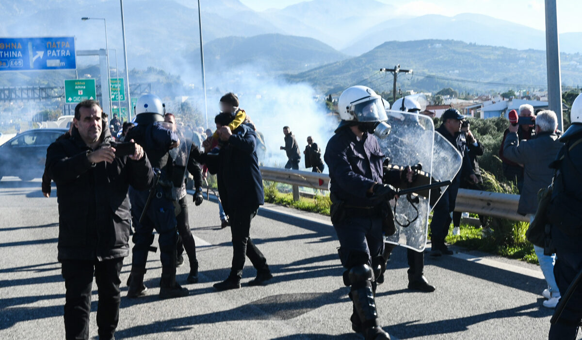 Οι αγρότες δηλώνουν αποφασισμένοι να συνεχίσουν τις κινητοποιήσεις τους, παραμένοντας στα μπλόκα ακόμη και κατά τη διάρκεια των εορτών