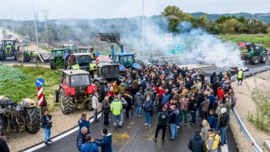 Αδιάλλακτοι και αποφασισμένοι να παραμείνουν στα μπλόκα μέχρι να δικαιωθούν τα αιτήματά τους εμφανίζονται οι αγρότες
