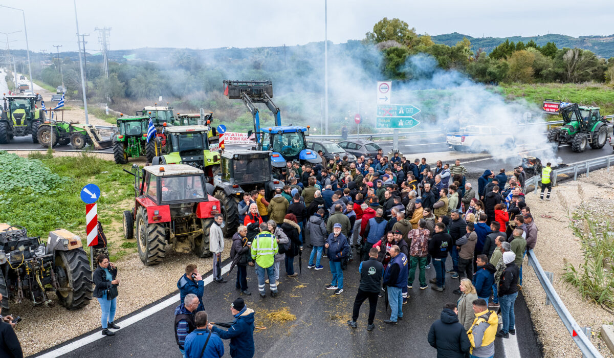 Αδιάλλακτοι και αποφασισμένοι να παραμείνουν στα μπλόκα μέχρι να δικαιωθούν τα αιτήματά τους εμφανίζονται οι αγρότες