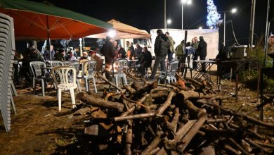 Χριστούγεννα στα μπλόκα κάνουν οι αγρότες, οι οποίοι έχουν παραχωρήσει περισσότερες λωρίδες ανά κατεύθυνση στο οδικό δίκτυο