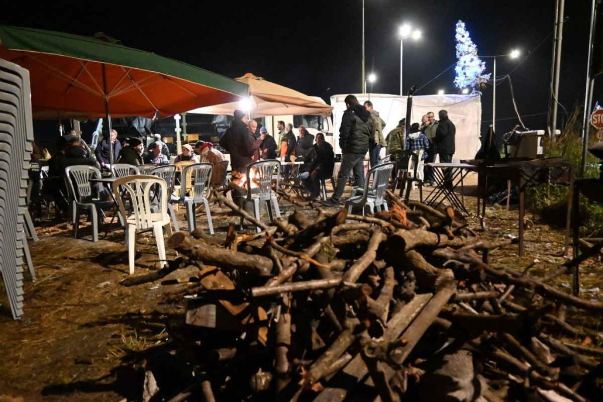 Χριστούγεννα στα μπλόκα κάνουν οι αγρότες, οι οποίοι έχουν παραχωρήσει περισσότερες λωρίδες ανά κατεύθυνση στο οδικό δίκτυο