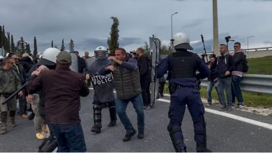 Αποφασισμένοι να συνεχίσουν τον αγώνα τους «μέχρι τέλους», οι αγρότες ενισχύουν καθημερινά τα μπλόκα σε όλη τη χώρα, αυξάνοντας παράλληλα