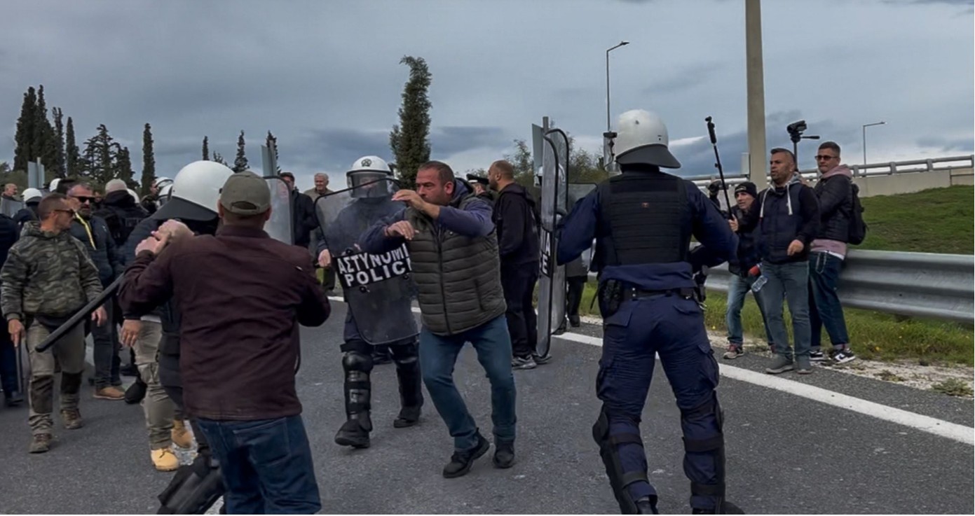 Αποφασισμένοι να συνεχίσουν τον αγώνα τους «μέχρι τέλους», οι αγρότες ενισχύουν καθημερινά τα μπλόκα σε όλη τη χώρα, αυξάνοντας παράλληλα