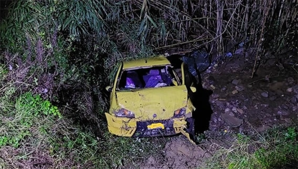 Τραγικό θάνατο βρήκε μια γυναίκα στην Κέρκυρα, η οποία έπεσε με το αυτοκίνητό της σε ποτάμι. Μέσα στο όχημα βρισκόταν και η κόρη της.