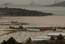 Οι σφοδρές βροχοπτώσεις που έφερε η κακοκαιρία Byron προκάλεσαν εκτεταμένα προβλήματα σε υποδομές και οδικό δίκτυο, αφήνοντας