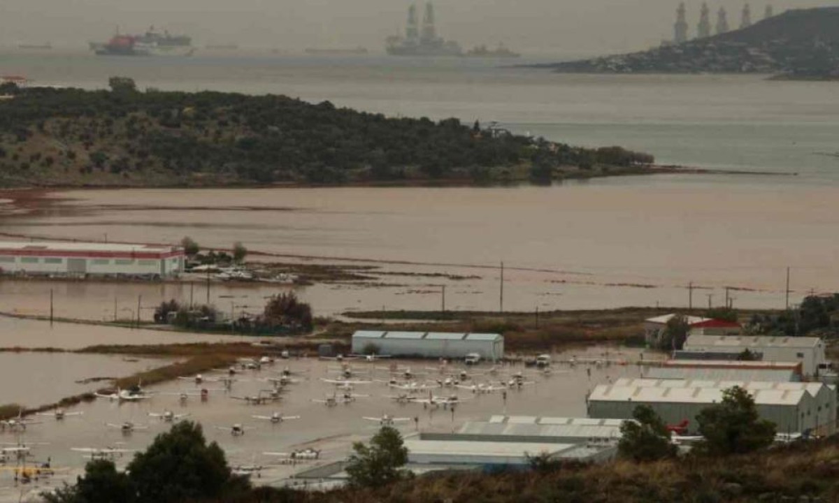 Οι σφοδρές βροχοπτώσεις που έφερε η κακοκαιρία Byron προκάλεσαν εκτεταμένα προβλήματα σε υποδομές και οδικό δίκτυο, αφήνοντας