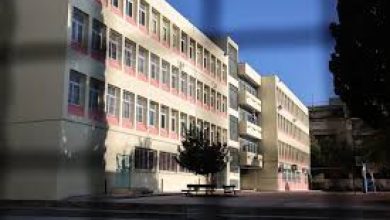 Σοκ έχει προκαλέσει η επίθεση σε βάρος μιας 14χρονης από μια 16χρονη σε γυμνάσιο της Κυψέλης, με την ανήλικη δράστιδα να οδηγείται