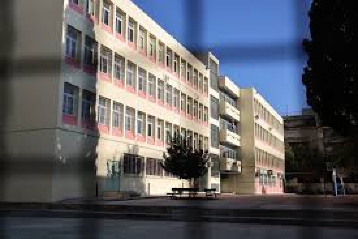 Σοκ έχει προκαλέσει η επίθεση σε βάρος μιας 14χρονης από μια 16χρονη σε γυμνάσιο της Κυψέλης, με την ανήλικη δράστιδα να οδηγείται