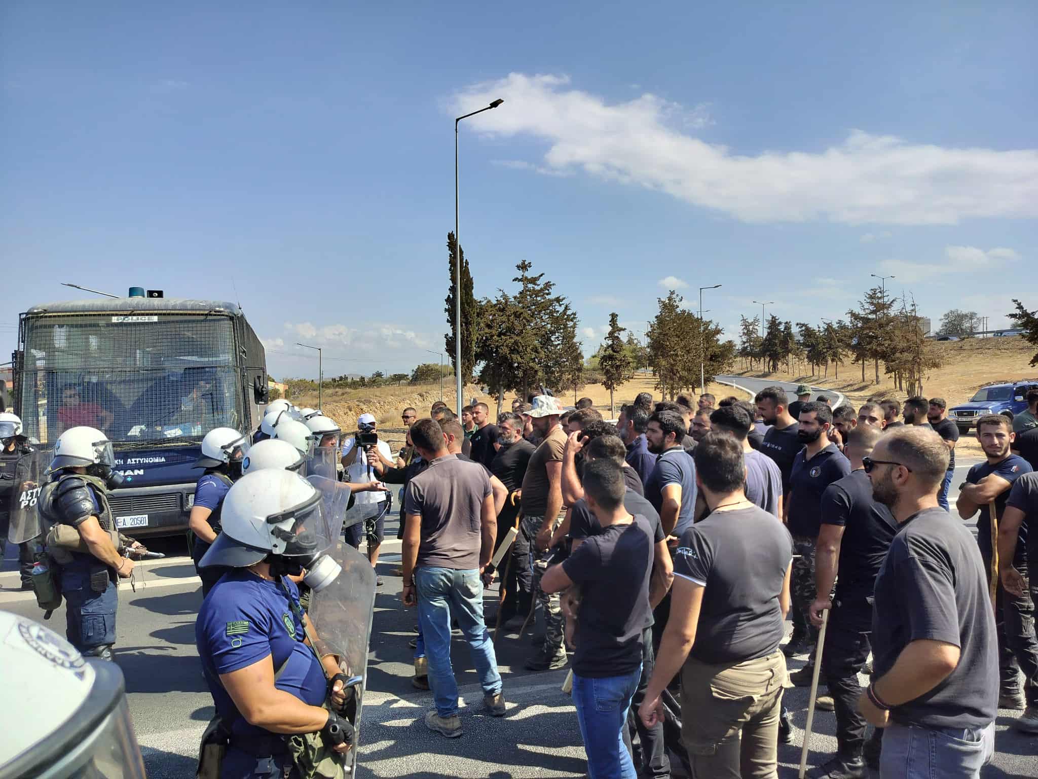 Ένταση επικράτησε σήμερα στο αεροδρόμιο Ηρακλείου στην Κρήτη, όταν ομάδες αγροτών προσπάθησαν να προχωρήσουν σε αποκλεισμό του