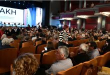 Δεκάδες πολίτες συγκεντρώθηκαν από νωρίς το απόγευμα έξω από το ιστορικό θέατρο «Παλλάς», περιμένοντας την προγραμματισμένη