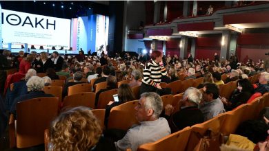 Δεκάδες πολίτες συγκεντρώθηκαν από νωρίς το απόγευμα έξω από το ιστορικό θέατρο «Παλλάς», περιμένοντας την προγραμματισμένη