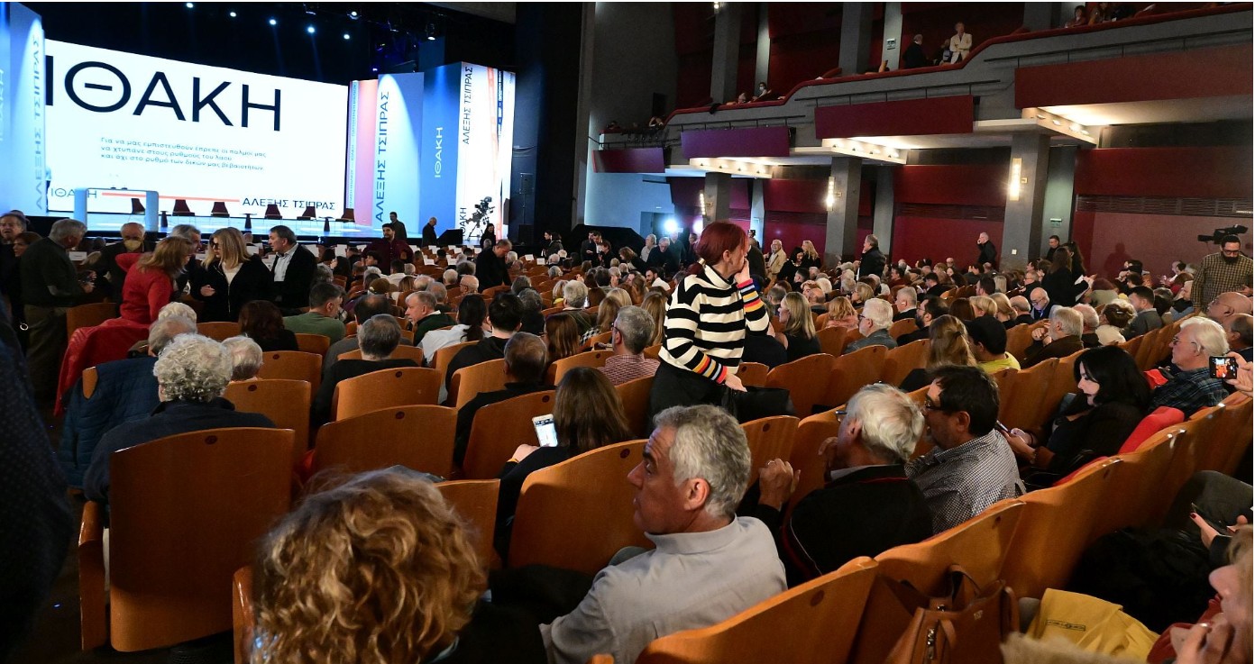 Δεκάδες πολίτες συγκεντρώθηκαν από νωρίς το απόγευμα έξω από το ιστορικό θέατρο «Παλλάς», περιμένοντας την προγραμματισμένη