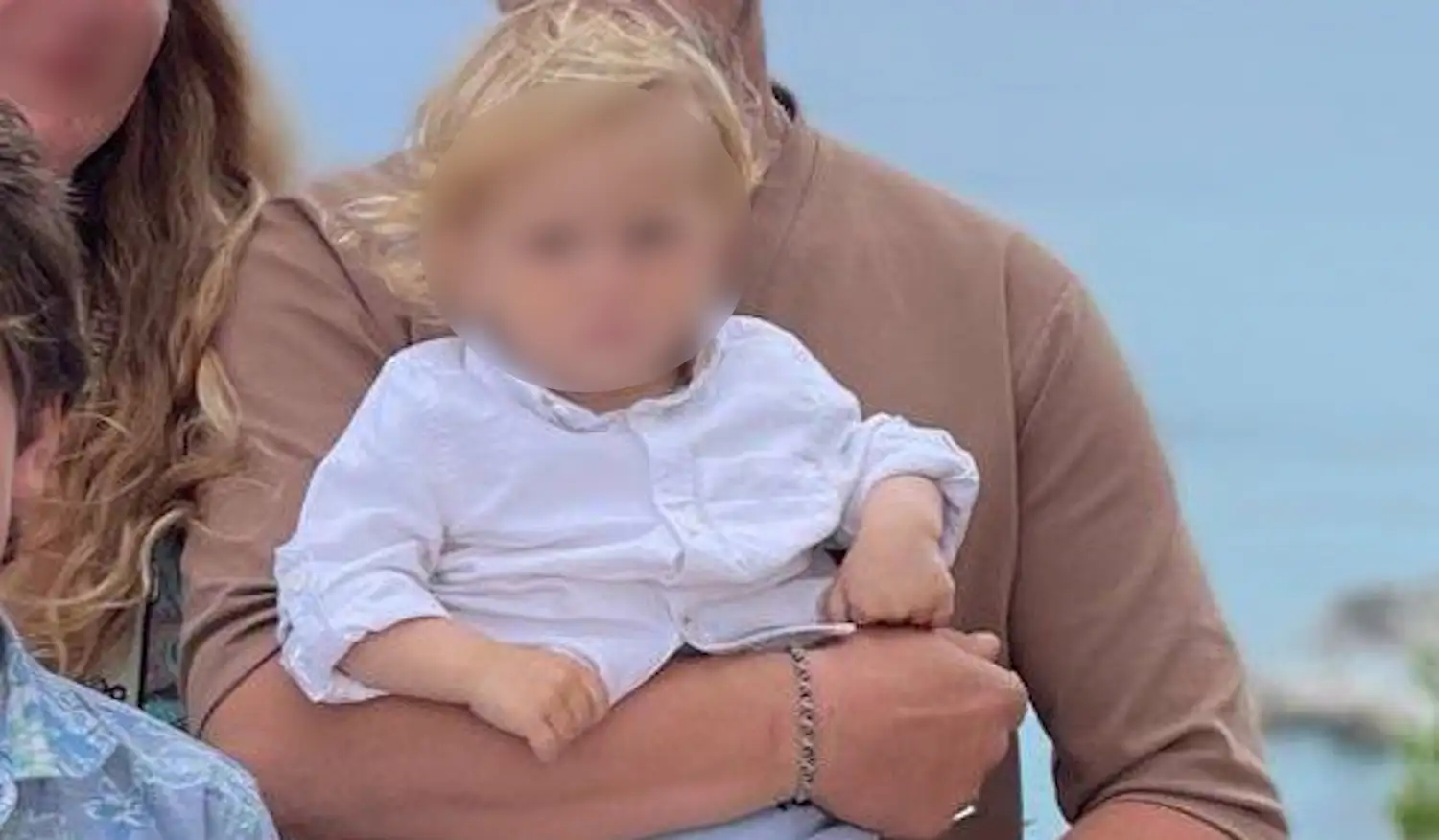 Με τρεμάμενη φωνή ο πατέρας του δίχρονου παιδιού που έχασε τη ζωή του από την επίθεση του πίτμπουλ στη Ζάκυνθο περιγράφει τη στιγμή