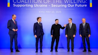 Η Ευρωπαϊκή Ένωση φαίνεται αποφασισμένη να κρατήσει «επ’ αόριστον» τα δεσμευμένα ρωσικά κεφάλαια, ανοίγοντας τον δρόμο