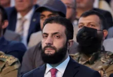 Αντίθετα με κάθε πρόβλεψη, η Συρία κατάφερε να σταθεί όρθια υπό την ηγεσία του Άχμεντ αλ-Σάρα. Ωστόσο, πίσω από αυτή τη φαινομενική