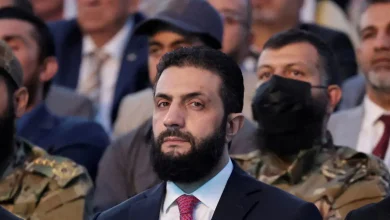 Αντίθετα με κάθε πρόβλεψη, η Συρία κατάφερε να σταθεί όρθια υπό την ηγεσία του Άχμεντ αλ-Σάρα. Ωστόσο, πίσω από αυτή τη φαινομενική