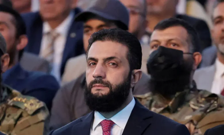 Αντίθετα με κάθε πρόβλεψη, η Συρία κατάφερε να σταθεί όρθια υπό την ηγεσία του Άχμεντ αλ-Σάρα. Ωστόσο, πίσω από αυτή τη φαινομενική