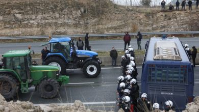 Οι αγροτικές κινητοποιήσεις συνεχίζονται με αμείωτη ένταση, καθώς τα μπλόκα σε όλη τη χώρα όχι μόνο δεν μειώνονται, αλλά ενισχύονται