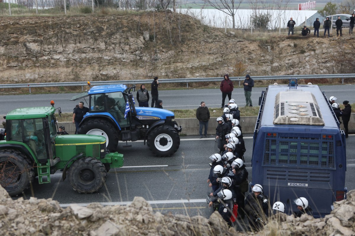 Οι αγροτικές κινητοποιήσεις συνεχίζονται με αμείωτη ένταση, καθώς τα μπλόκα σε όλη τη χώρα όχι μόνο δεν μειώνονται, αλλά ενισχύονται