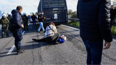 Ακλόνητη στήριξη στην αστυνομική βαρβαρότητα παρά τις σκηνές βίας – «Οι δρόμοι δεν είναι ιδιοκτησία κανενός» διαμηνύει η Κυβέρνηση