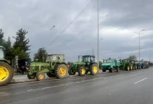 Κλειστή παραμένει από το μεσημέρι της Παρασκευής η εθνική οδός Αθηνών – Λαμίας, καθώς αγρότες προχώρησαν σε μαζικό αποκλεισμό