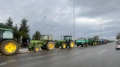 Κλειστή παραμένει από το μεσημέρι της Παρασκευής η εθνική οδός Αθηνών – Λαμίας, καθώς αγρότες προχώρησαν σε μαζικό αποκλεισμό