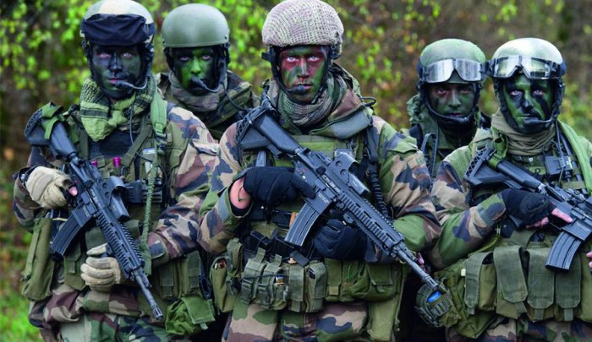 Μετά τη Γερμανία και η Γαλλία ενισχύει τις στρατιωτικές της προετοιμασίες, με την Ευρώπη από «ήπειρο ειρήνης» να μπαίνει σε πολεμικό κλίμα.