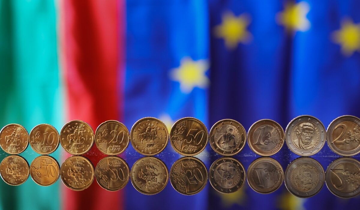 Η Βουλγαρία προχωρά στην ένταξή της στη ζώνη του ευρώ, παρά τις έντονες κοινωνικές αντιδράσεις και τις ανησυχίες