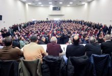 Κατάμεστη είναι η αίθουσα του Πολιτιστικού Κέντρου της Νίκαιας στη Λάρισα, όπου βρίσκεται σε εξέλιξη η κρίσιμη πανελλαδική σύσκεψη