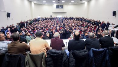 Κατάμεστη είναι η αίθουσα του Πολιτιστικού Κέντρου της Νίκαιας στη Λάρισα, όπου βρίσκεται σε εξέλιξη η κρίσιμη πανελλαδική σύσκεψη