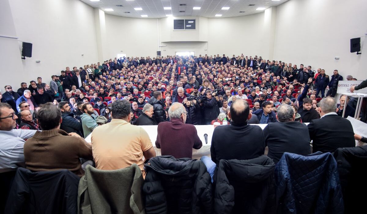 Κατάμεστη είναι η αίθουσα του Πολιτιστικού Κέντρου της Νίκαιας στη Λάρισα, όπου βρίσκεται σε εξέλιξη η κρίσιμη πανελλαδική σύσκεψη