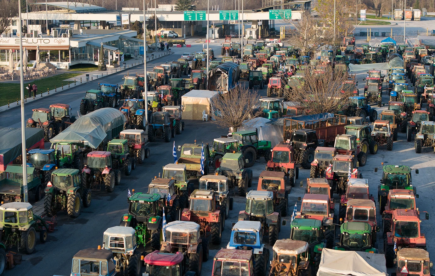 Από τις 16:00 το απόγευμα, οι αγρότες στα μπλόκα της Νίκαιας, των Μαλγάρων και του Μπράλου προχωρούν σε πλήρη διακοπή