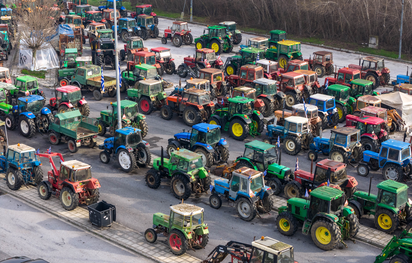 Οι αγρότες προχωρούν σε νέες κινητοποιήσεις στα Τέμπη, με στόχο τον αποκλεισμό της διέλευσης των φορτηγών από τις σήραγγες