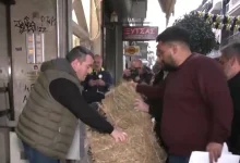 Με τα τρακτέρ τους κατέφτασαν στο κέντρο της Λάρισας οι αγρότες του μπλόκου της Νίκαιας, πραγματοποιώντας το απόγευμα της Παρασκευής