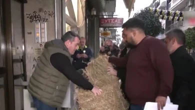 Με τα τρακτέρ τους κατέφτασαν στο κέντρο της Λάρισας οι αγρότες του μπλόκου της Νίκαιας, πραγματοποιώντας το απόγευμα της Παρασκευής