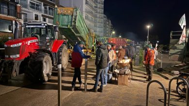 Σε μια αιφνιδιαστική και έντονα συμβολική κινητοποίηση προχώρησαν Γάλλοι αγρότες, οι οποίοι συγκεντρώθηκαν έξω από την κατοικία