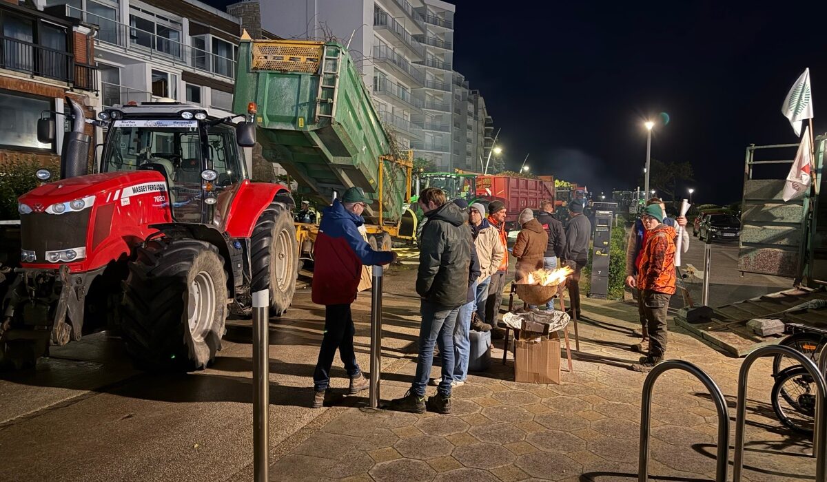 Σε μια αιφνιδιαστική και έντονα συμβολική κινητοποίηση προχώρησαν Γάλλοι αγρότες, οι οποίοι συγκεντρώθηκαν έξω από την κατοικία
