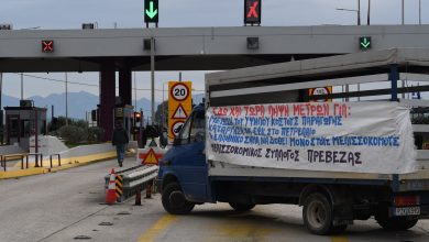 Την ώρα που η χώρα έχει «σπάσει» σε πολλά κομμάτια με τα αγροτικά μπλόκα να ενισχύονται συνεχώς, η Κυβέρνηση ρίχνει και άλλο λάδι