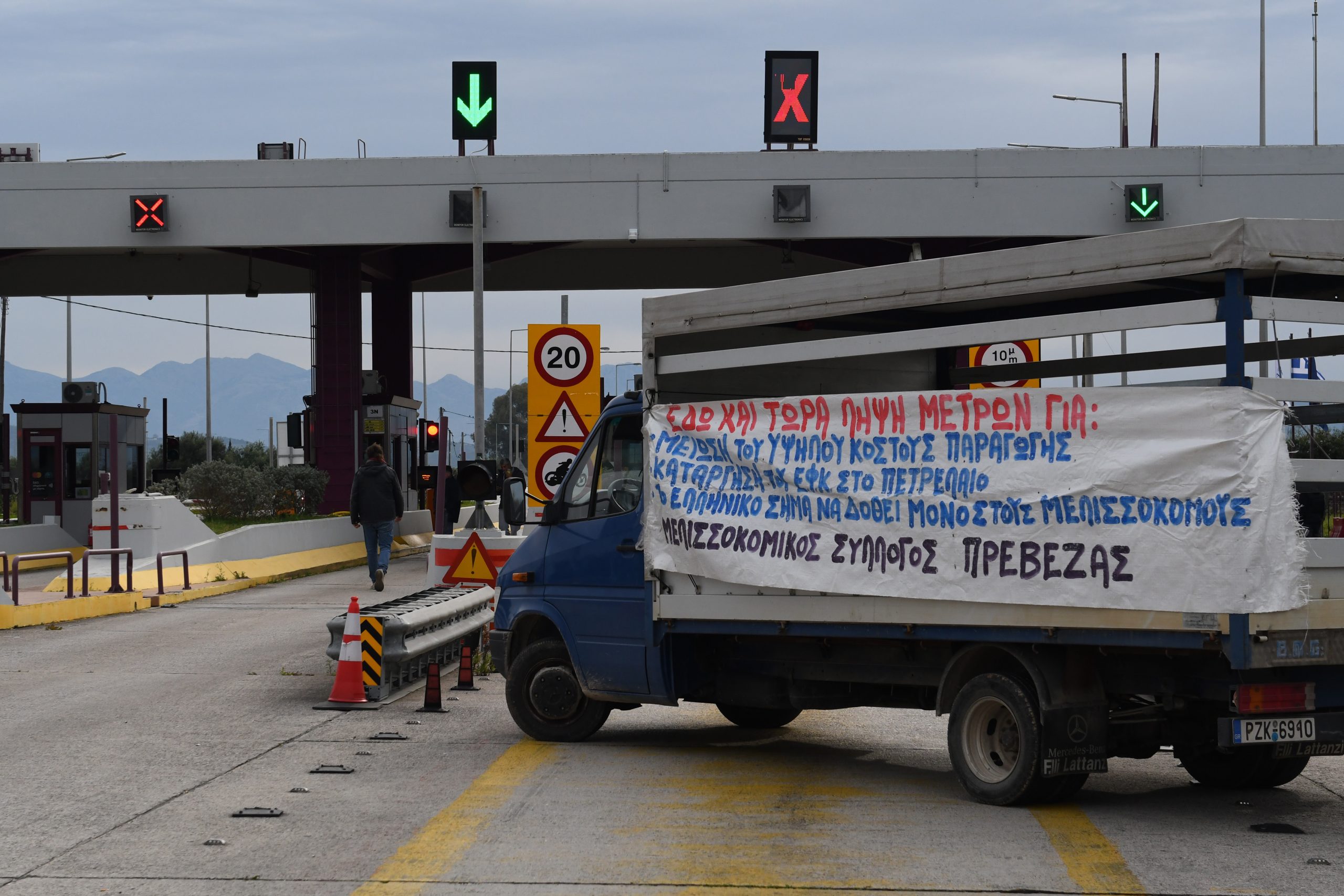 Την ώρα που η χώρα έχει «σπάσει» σε πολλά κομμάτια με τα αγροτικά μπλόκα να ενισχύονται συνεχώς, η Κυβέρνηση ρίχνει και άλλο λάδι
