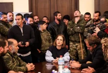 Στα γραφεία της Αποκεντρωμένης Διοίκησης Κρήτης βρίσκονται από το πρωί της Τρίτης (9.12.250 οι αγρότες στο Ηράκλειο.