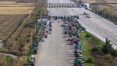 Οι αγρότες συνεχίζουν με αποφασιστικότητα τις κινητοποιήσεις τους, ενισχύοντας τα μπλόκα της Βόρειας Ελλάδας.