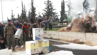 Οι αγρότες εντείνουν τις κινητοποιήσεις τους, προειδοποιώντας ότι είναι διατεθειμένοι να περάσουν τα Χριστούγεννα στα μπλόκα εάν