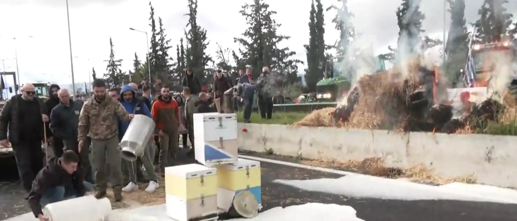 Οι αγρότες εντείνουν τις κινητοποιήσεις τους, προειδοποιώντας ότι είναι διατεθειμένοι να περάσουν τα Χριστούγεννα στα μπλόκα εάν