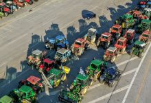 Οι αγρότες απάντησαν στο κυριακάτικο μήνυμα του πρωθυπουργού, δηλώντας ότι θα κλιμακώσουν τις κινητοποιήσεις τους.