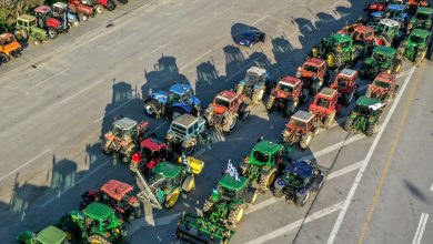 Οι αγρότες απάντησαν στο κυριακάτικο μήνυμα του πρωθυπουργού, δηλώντας ότι θα κλιμακώσουν τις κινητοποιήσεις τους.