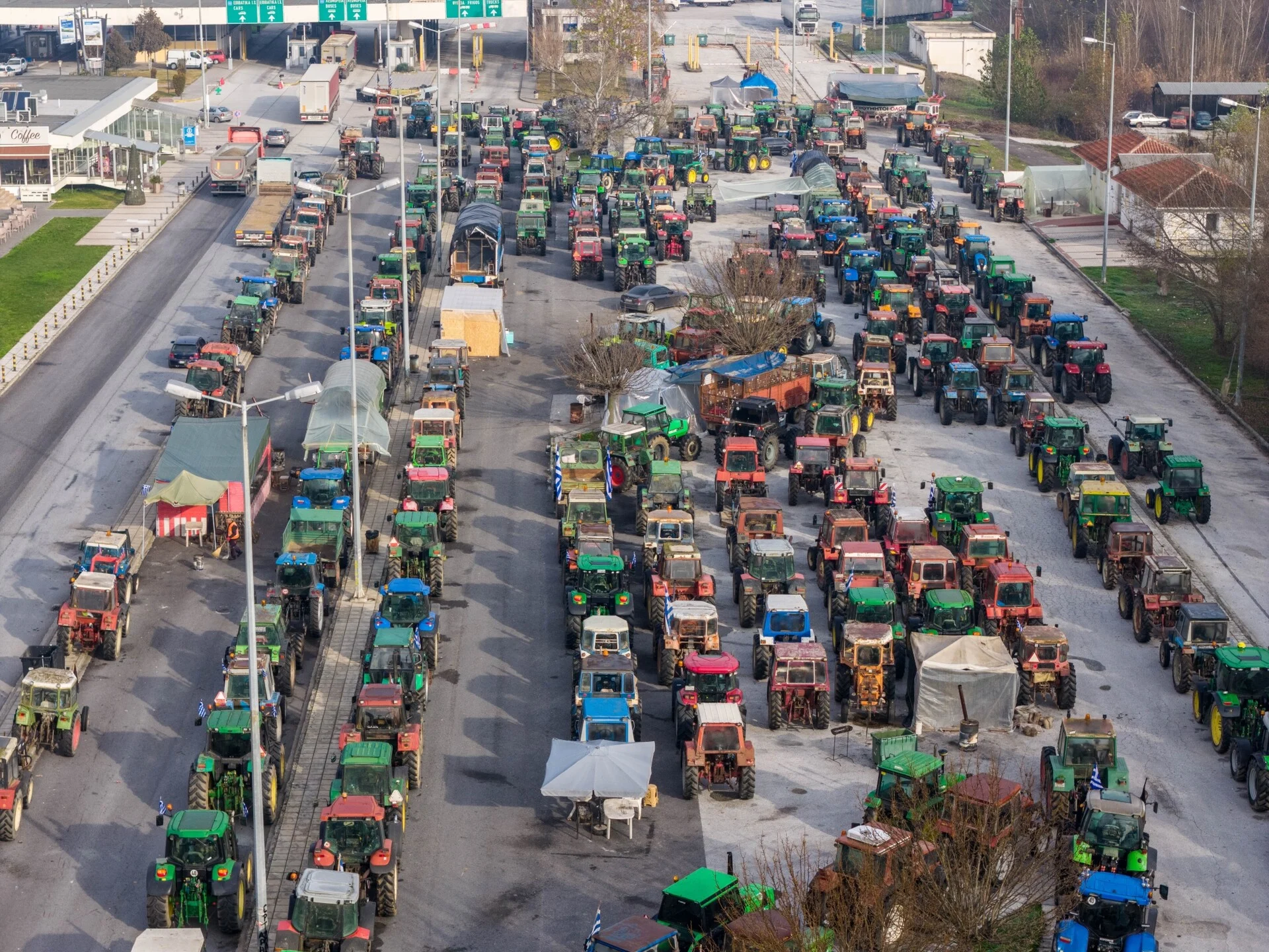 Συνεχίζουν ακάθεκτοι οι αγρότες των αγώνας τους αλλά ταυτόχρονα κάνουν ότι χρειάζεται για να διευκολύνουν την μετακίνηση